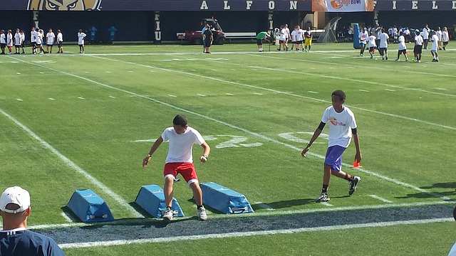 黄健翔点评国足引发争议，球迷呼吁提高期望值.