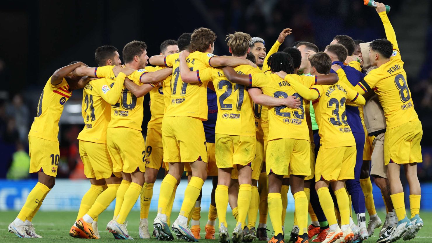 中国女子冰壶队8-7绝杀瑞典 时隔14年重返世锦赛半决赛.